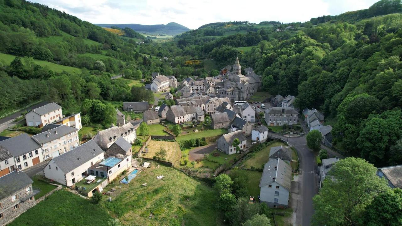 Coquelicot, Entre Volcans D Auvergne Et Sancy, Orcival. Exterior photo